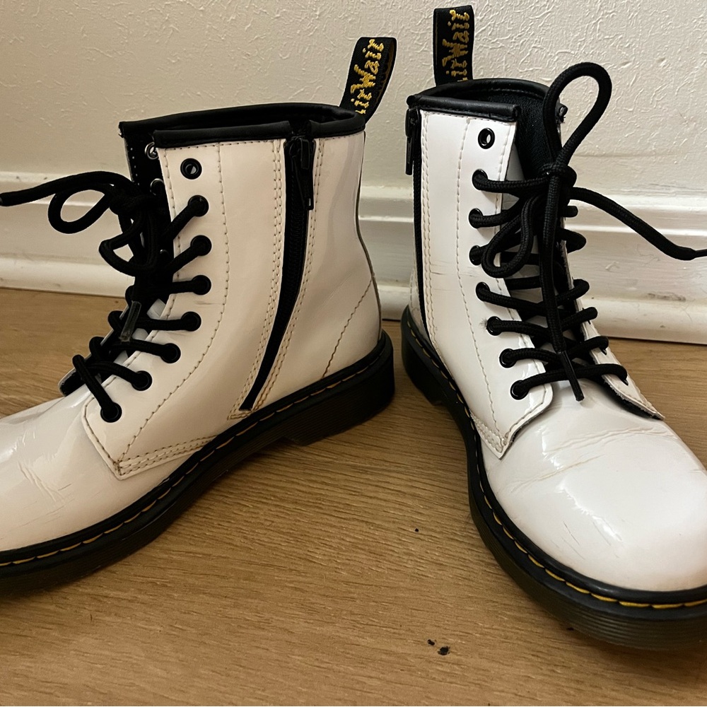 DR. MARTENS YOUTH 1460 PATENT LEATHER LACE UP BOOTS